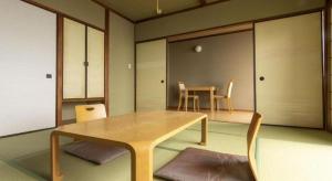 Habitación con mesa, sillas y comedor. en Breezbay Seaside Resort Atami, en Atami 22 fotos más