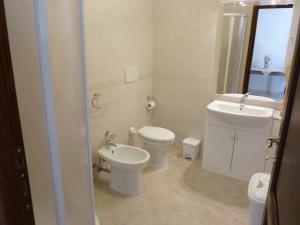 A bathroom at Casa Gianni Még 37 kép