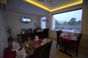 En restaurant eller et spisested på Hotel Gandharva- A Green Hotel