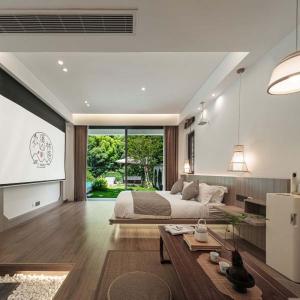 a bedroom with a large bed and a table at Anji Xishan Linyu Chinese-style Spring · Stream Tracing · Vacation Boutique Inn in Anji +116 photos