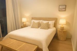 une chambre avec un grand lit avec deux lampes dans l'établissement City Beach At your door! 3BR retreat at South Bank, à Brisbane