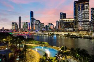 une vue d'une ville avec une rivière et des bâtiments dans l'établissement City Beach At your door! 3BR retreat at South Bank, à Brisbane