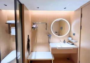 a bathroom with a sink and a mirror at Ji Hotel Beijing qianmeng dian 全季北京前门地铁站酒店 in Beijing +16 photos