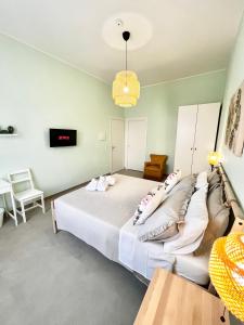 a bedroom with a white bed and a tv at a casa rà Palumma Rooms in Avola +43 photos