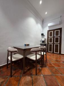 ein Tisch und Stühle in einem Raum mit Küche in der Unterkunft Popular! 4 pax Georgetown Heritage Pre-war House 2 Bedroom in George Town