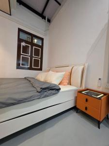 ein weißes Zimmer mit einem Bett und einem Tisch in der Unterkunft Popular! 4 pax Georgetown Heritage Pre-war House 2 Bedroom in George Town