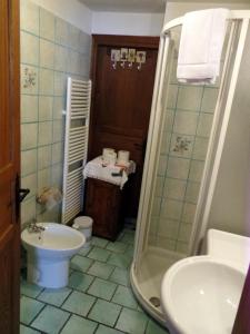 a bathroom with a sink and a shower and a toilet at B&B Le Temps d'une Pause in Champorcher