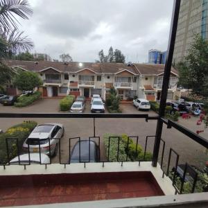 una vista da un balcone di un parcheggio di Upper Hill 3 Bedroom with car and driver a Nairobi