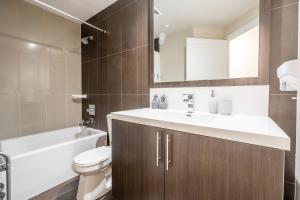 Koupelna v ubytování Stylish 3 BR 2BA with Free Parking + 28 fotografií