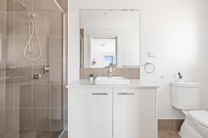 Ένα μπάνιο στο No Frill Ensuite Double Room in Panania - Near Stations
