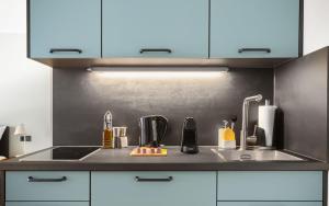 eine Küche mit Spüle und Arbeitsplatte in der Unterkunft Limehome Berlin Weserstraße, Friedrichshain in Berlin