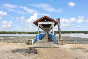 a lifeguard station on the beach near the water at OYO 90474 Skycity Motel in Klang