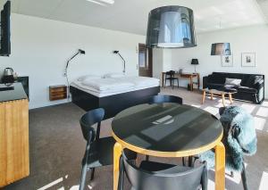 a living room with a table and a bed at Milling Hotel Vejle in Vejle