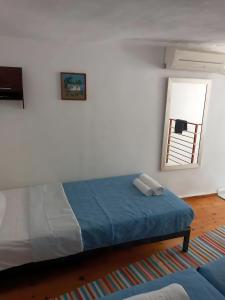une chambre avec un lit et une fenêtre dans l'établissement Villa Sissy, à Agia Paraskevi