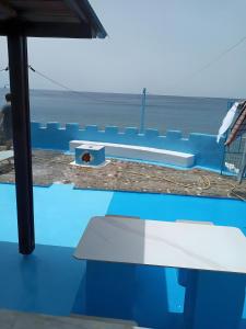 un chien qui sort sa tête d'une niche dans l'établissement Villa Sissy, à Agia Paraskevi