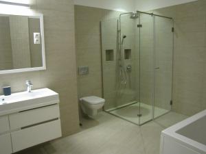 un bagno con doccia, WC e lavandino di Empire of Liberty a Budapest Altre 21 foto