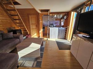 ein Wohnzimmer mit Sofa und Tisch in der Unterkunft Ferienhaus Bootsmann in Plau am See + 3 Fotos