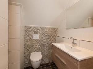 Phòng tắm tại Luxury apartment with sun shower at the edge of the beautiful Oostkapelle