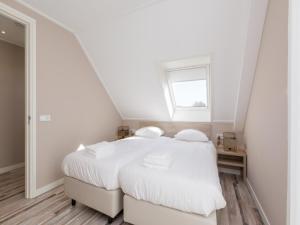 Giường trong phòng chung tại Luxury apartment with sun shower at the edge of the beautiful Oostkapelle +27 ảnh