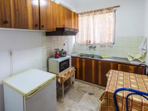 uma pequena cozinha com um lavatório e um fogão em Pension Vienna em Methana