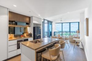 Η κουζίνα ή μικρή κουζίνα στο Bohemian Rhapsody in City - New Apt on Star Casino