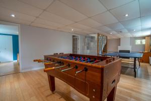 a ping pong table in a room with a pool table at Absolute comfort with SPA - Le Havre du Confort in Mille-Isles