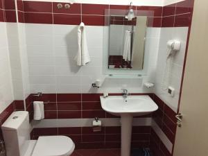 Koupelna v ubytování Hotel Siklad + 16 fotografií