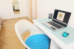 TV a/nebo společenská místnost v ubytování ARTrinacria Apartments - Qubba