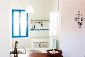 kuchnia ze zlewem i stołem w obiekcie Apartamento Del Mar Las Negras w mieście Las Negras
