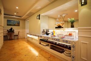 una cucina con un bancone con del cibo sopra di London Hotel a Macao