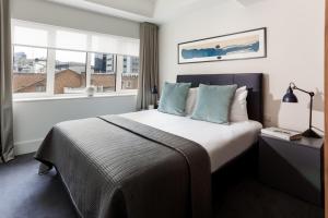 Native Tower Bridge 객실 침대