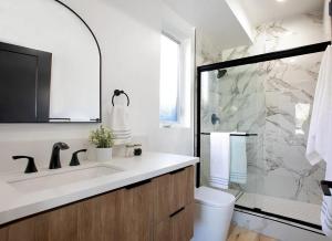 een badkamer met een wastafel en een douche bij Modern 5-bedroom House FREE parking in Los Angeles