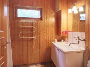 un baño con lavabo y ducha en 6 person holiday home in Gilleleje, en Gilleleje