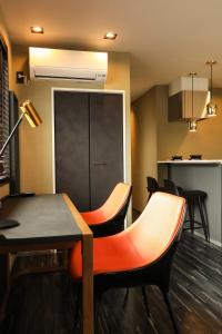 Wadaにあるthe Moto Hotel Uenoのテーブルと椅子のあるダイニングルーム +16枚の写真