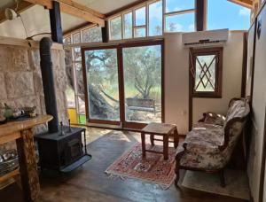 Χώρος καθιστικού στο כליל השחר - יחידה זוגית קסומה עם בריכה פרטית