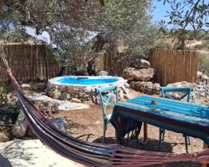 Πισίνα στο ή κοντά στο כליל השחר - יחידה זוגית קסומה עם בריכה פרטית