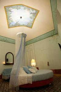 una camera con letto e soffitto di Locus Amoenus Luxury Rooms a Corato