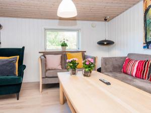 ein Wohnzimmer mit einer Couch und einem Couchtisch in der Unterkunft 10 person holiday home in Glesborg-By Traum in Glesborg