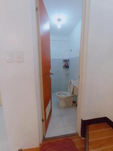 een badkamer met toilet, douche en wastafel bij JeSa's Serenity Sanctuary in Dasmariñas