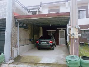 een auto staat geparkeerd in een garage bij JeSa's Serenity Sanctuary in Dasmariñas