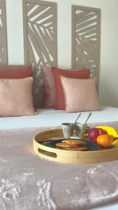 蒙泰夫兰Suite Oceïna Proche Disneyland Parking 4 Pers的床上的果盘