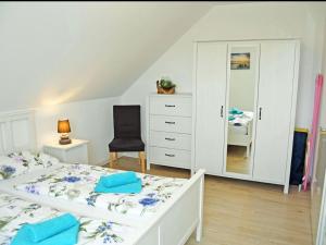 a bedroom with a bed and a dresser and a mirror at Ferienwohnung Pia in Ostseebad Sellin