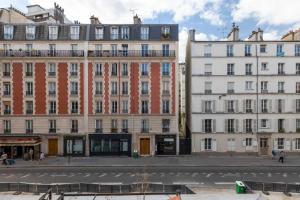 een groep gebouwen naast een straat bij Studio cosy - 2P - Bercy in Parijs