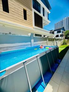 バトゥ・フェリンギにあるBatu Ferringhi PoolBBQ 5minBeach Night Market20paxの家の前のプール