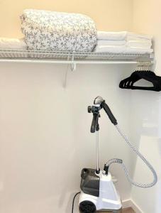 une pièce avec un microscope sur une étagère avec des serviettes dans l'établissement Bright lights central Downtown, à Los Angeles 11 autres photos