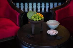 a bowl of fruit on a table next to a couch at 涤心龙井 in Hangzhou
