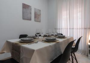 einen Esstisch mit Weingläsern darauf in der Unterkunft Home4u Castañeda 1º in Granada