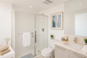 Ένα μπάνιο στο Chic 2-Bedroom Getaway near Breweries and Local Cafés