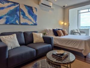 a living room with a couch and a table at Moderna suite con balcón a pasos de la playa in Cartagena de Indias +19 photos