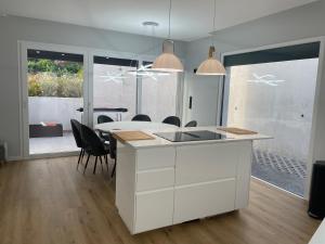 una cucina e una sala da pranzo con tavolo e sedie di Sun Temple by Madeira Holiday Rentals a Ribeira Brava